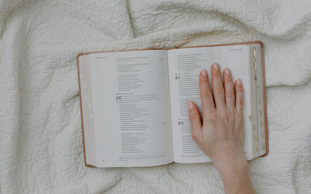 Por que rezar Salmos funciona? Conheça a sabedoria ancestral